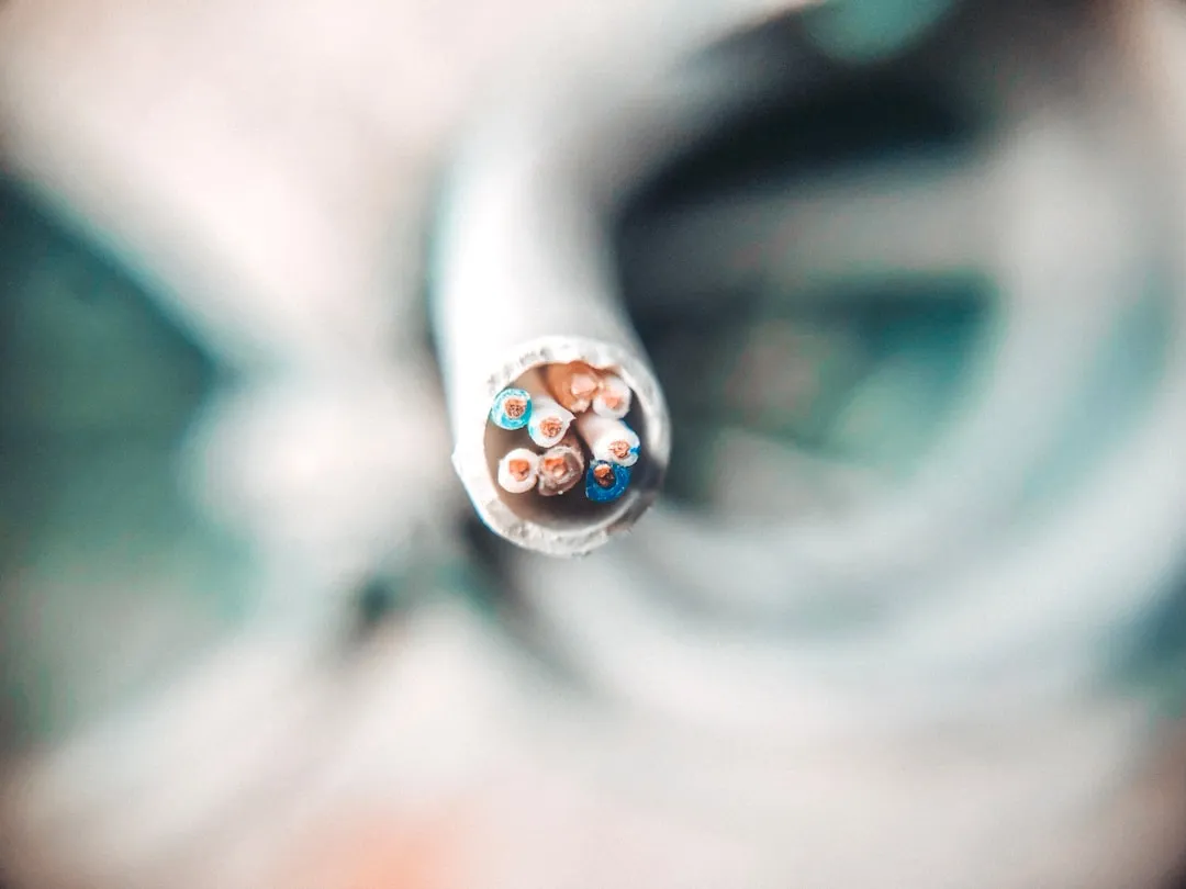 嫁接睫毛护理全攻略：不同胶水特性与日常养护方案对比