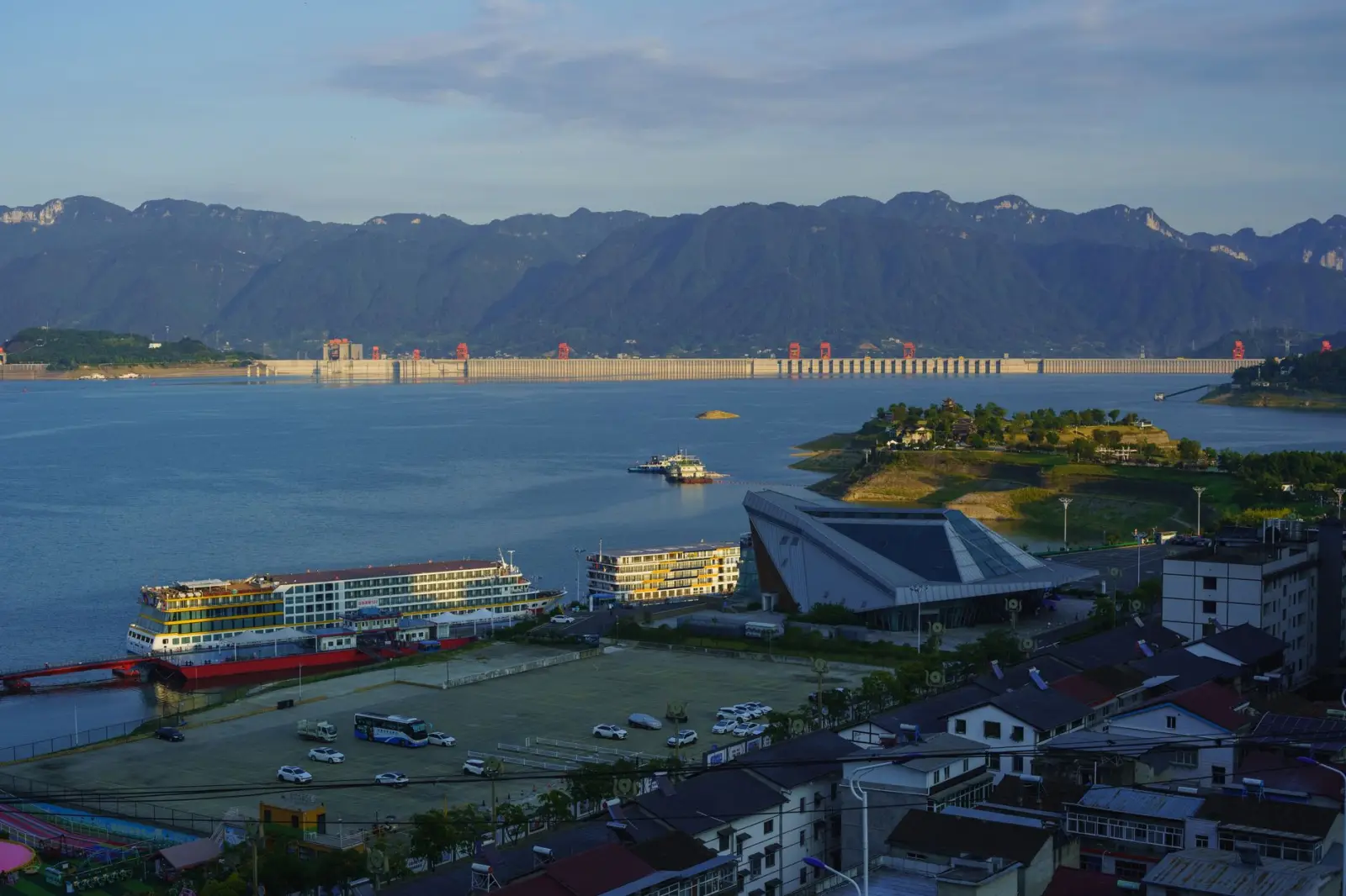 重庆美睫嫁接技术解析：低敏胶水与睫毛护理的完整流程